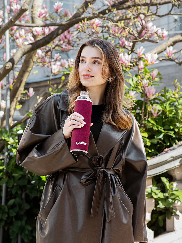 glas-trinkflasche-1-l-mit-neoprenhuelle-berry #color_berry