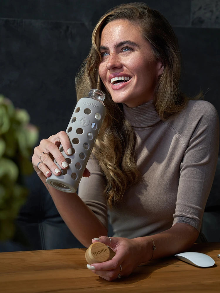 glasflasche-550-ml-mit-silikonhuelle-hell-grau Nude grey #color_nude-grey