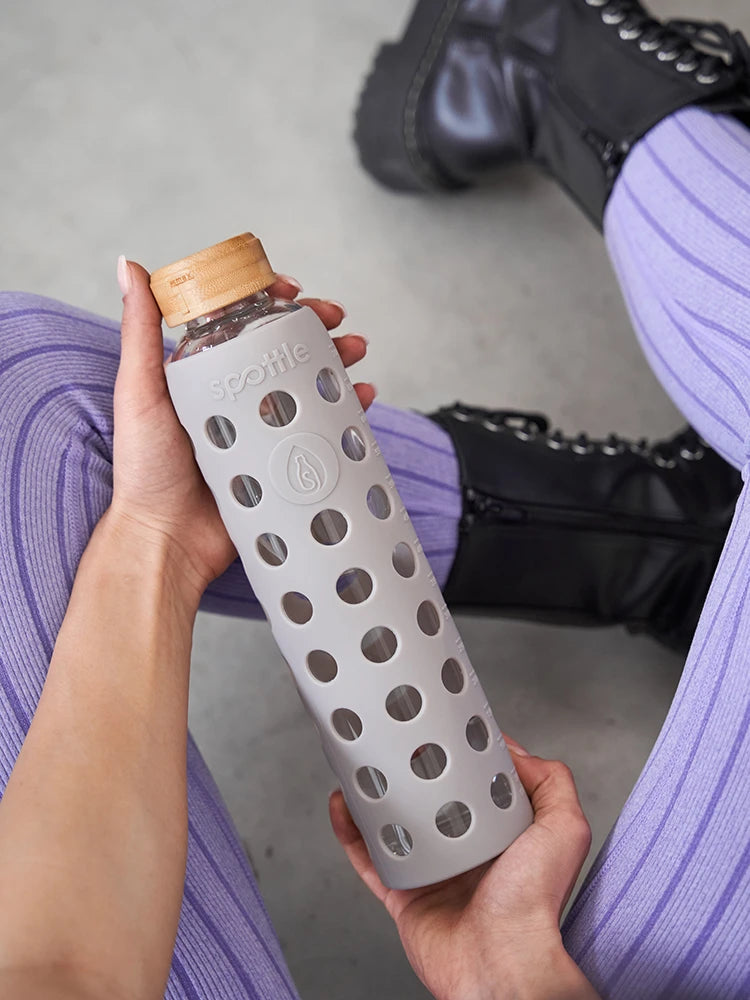 glasflasche-750-ml-mit-silikonhuelle-grau #color_nude-grey