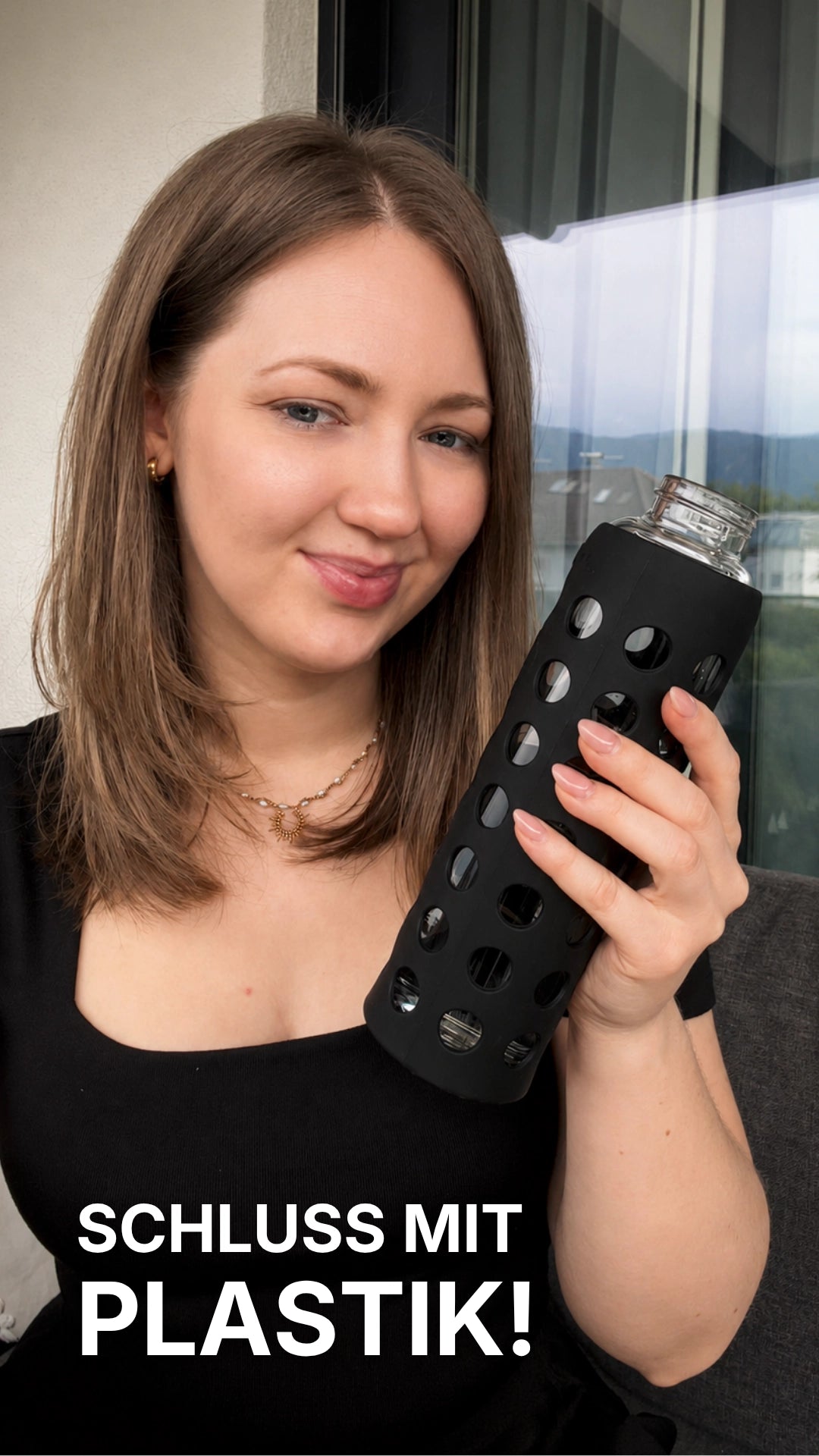 Load video: Eine junge Frau hält eine spottle Glasflasche in die Kamera und erklärt, warum sie Glas gegenüber Plastik bevorzugt – insbesondere wegen des neutralen Geschmacks und des angenehmen Trinkgefühls.