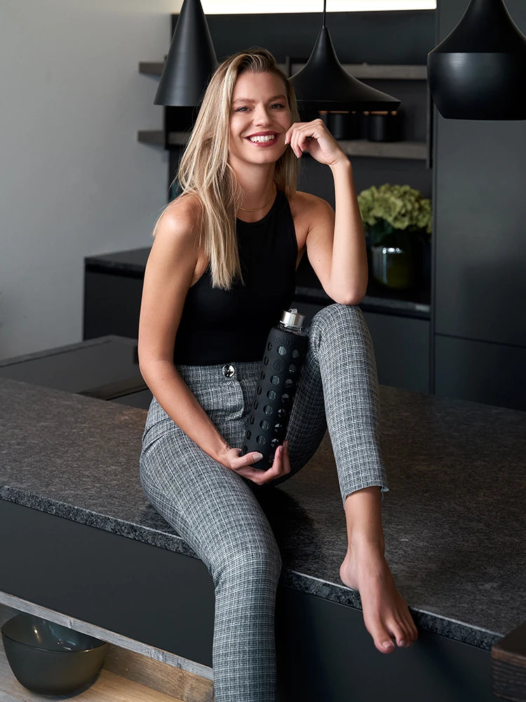 spottle-glasflasche-550-ml-mit-silikonhuelle-schwarz #color_black