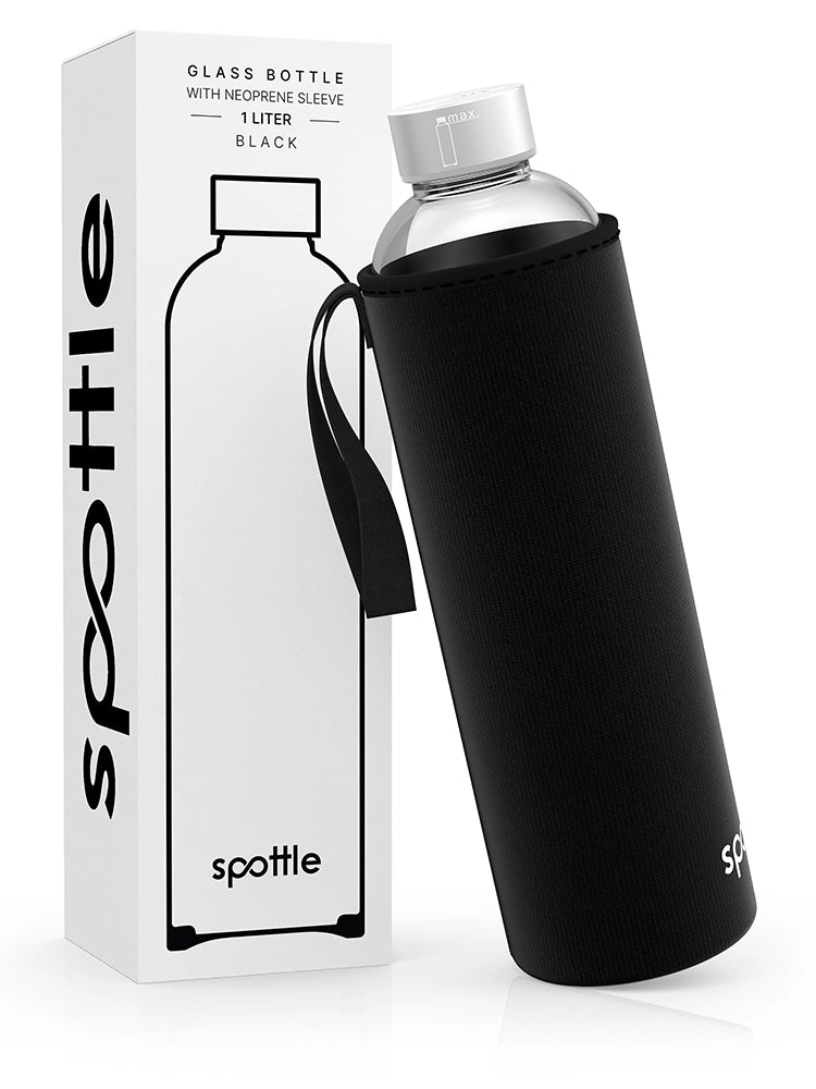 spottle 1-Liter-Glasflasche mit schwarzer Neoprenhülle neben Produktverpackung