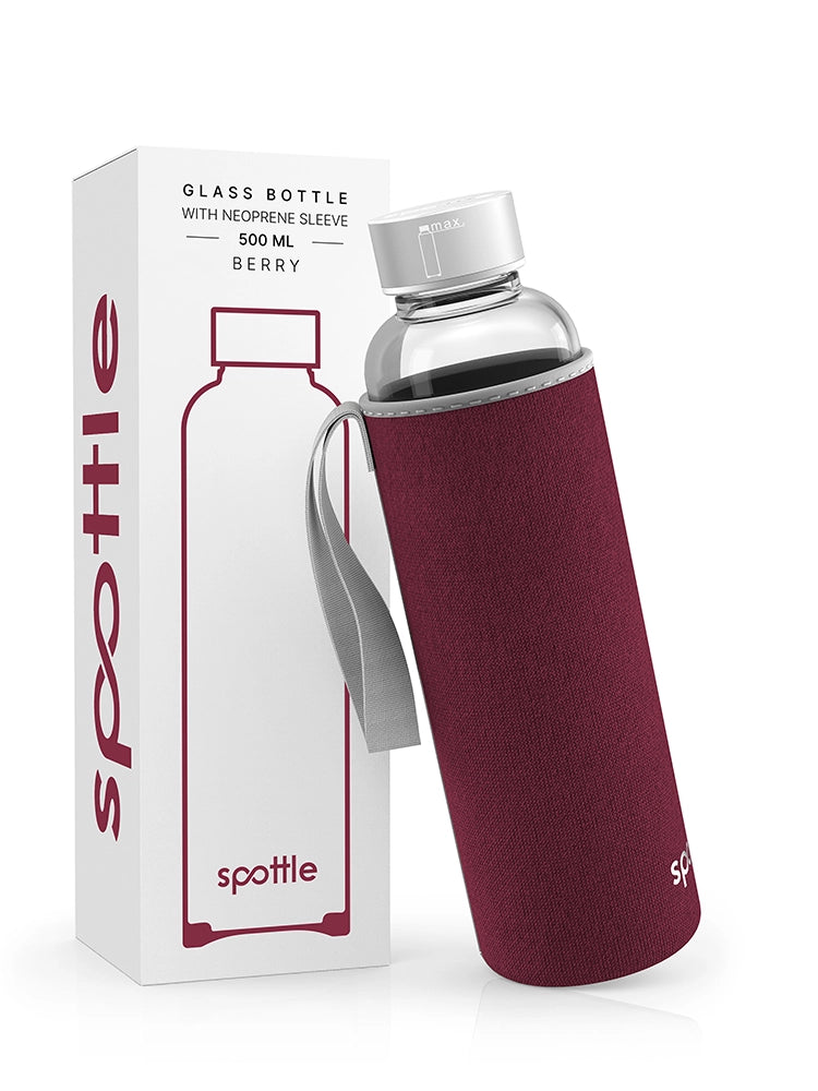 spottle 500-ml-Glasflasche mit bordeauxfarbener Neoprenhülle neben Produktverpackung