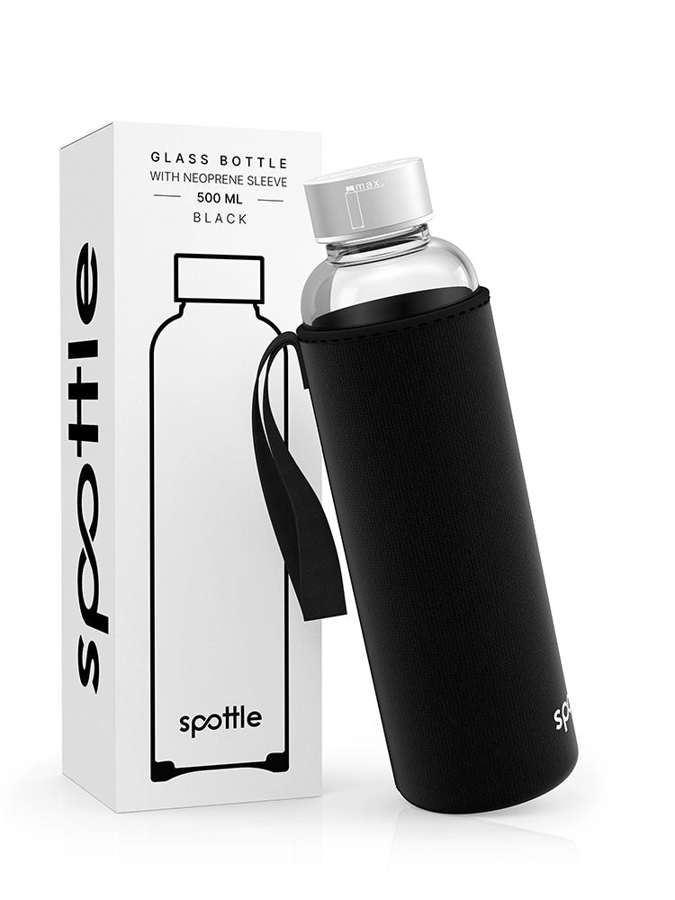 spottle 500-ml-Glasflasche mit schwarzer Neoprenhülle neben Produktverpackung