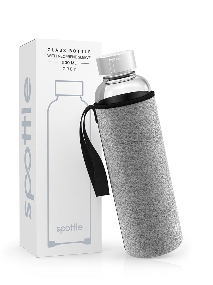 spottle 500-ml-Glasflasche mit grauer Neoprenhülle neben Produktverpackung