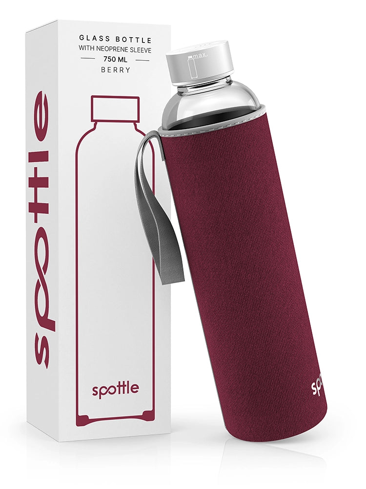 spottle 750-ml-Glasflasche mit bordeauxfarbener Neoprenhülle neben Produktverpackung