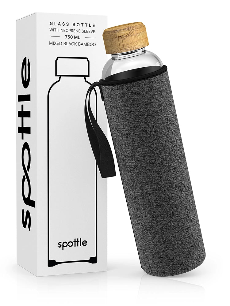 spottle 750-ml-Glasflasche mit Bambusdeckel und dunkelgrauer Neoprenhülle neben Produktverpackung