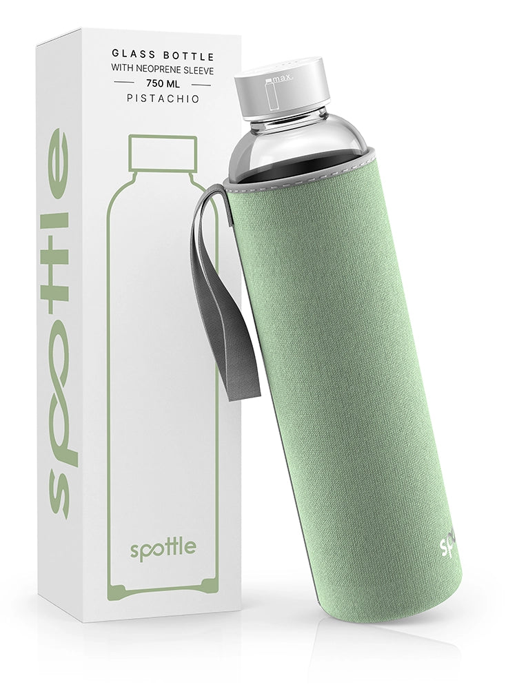 spottle 750-ml-Glasflasche mit pistaziengrüner Neoprenhülle neben Produktverpackung
