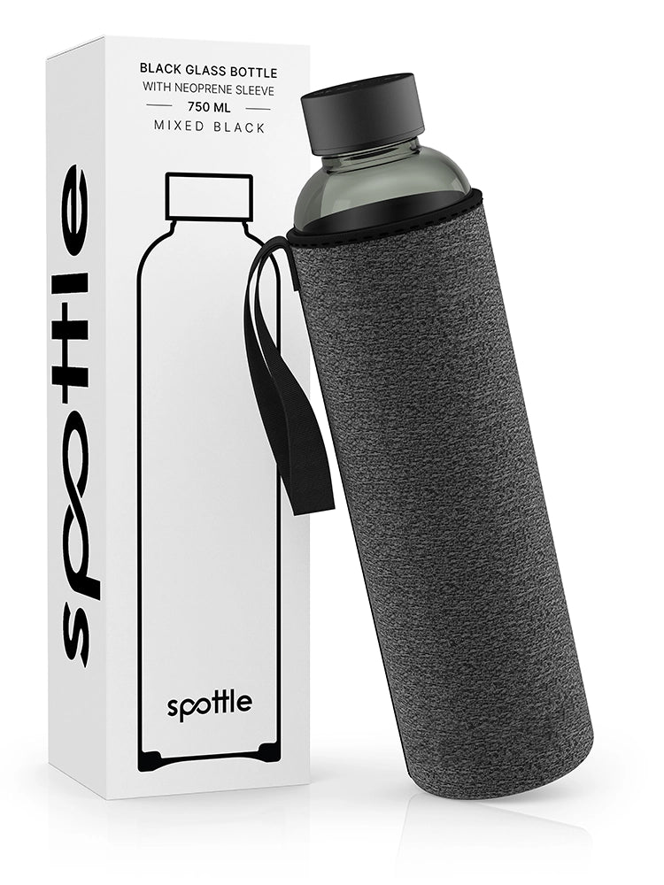 spottle schwarze 750-ml-Glasflasche mit dunkelgrauer Neoprenhülle neben Produktverpackung