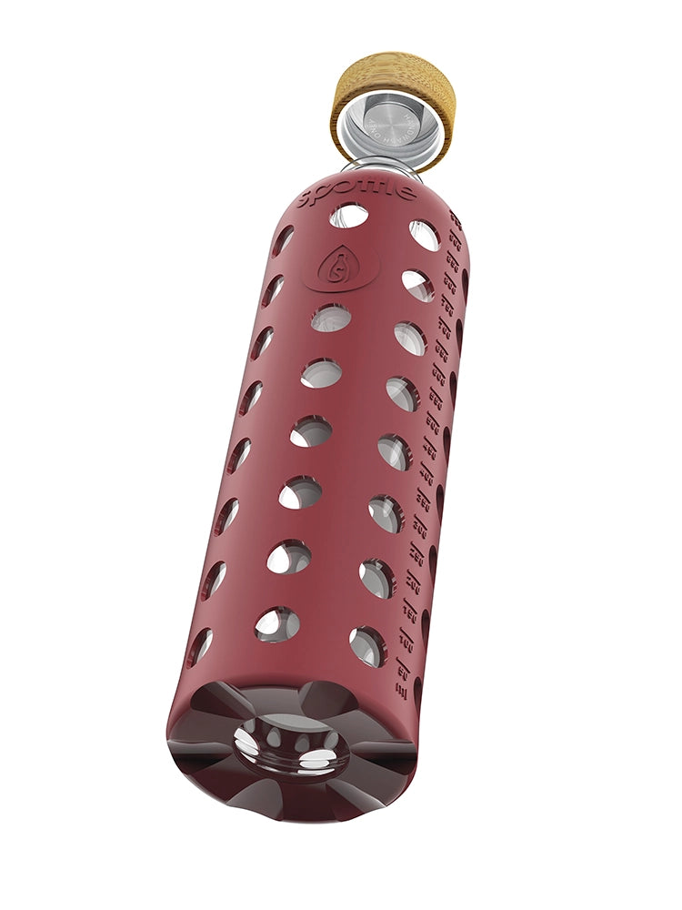 Glass water bottle with silicone sleeve & bamboo cap – 1 L