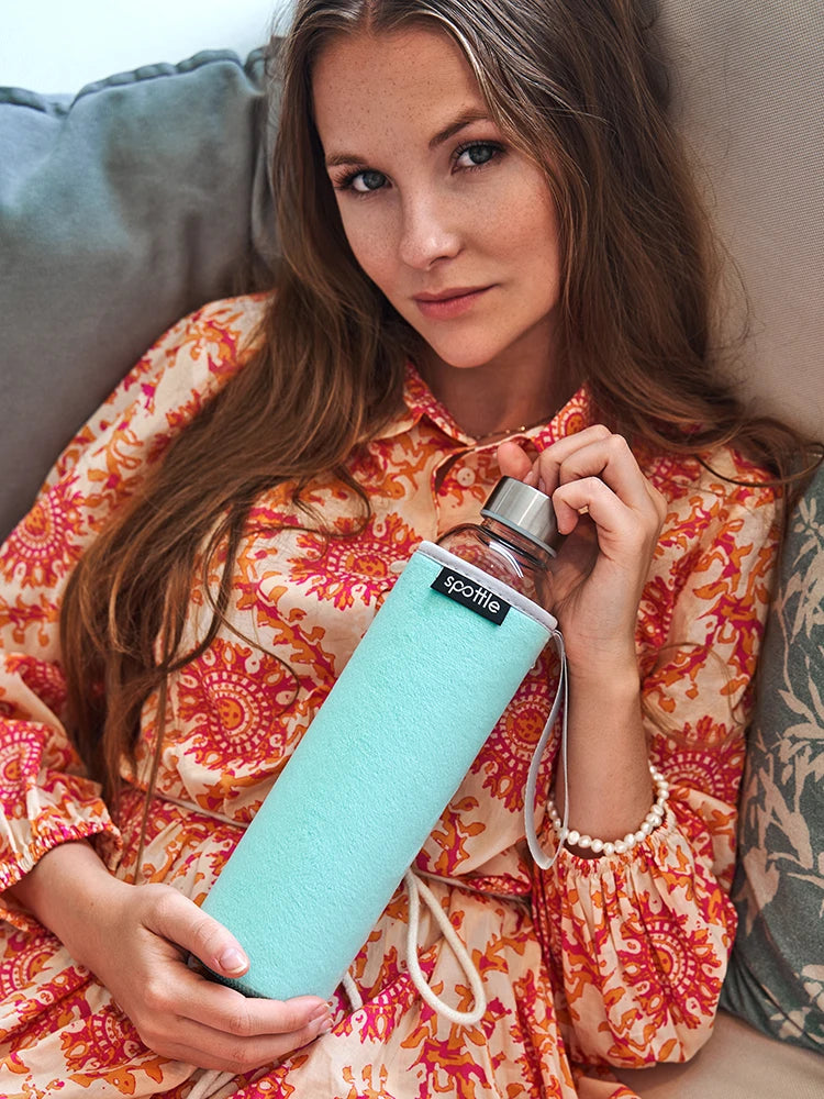 Glass water bottle with neoprene sleeve – 1 L