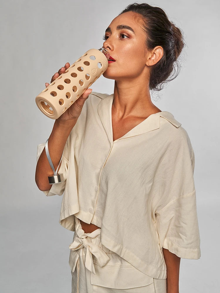 trinkflasche-glas-550-ml-mit-silikon-huelle-beige #color_beige