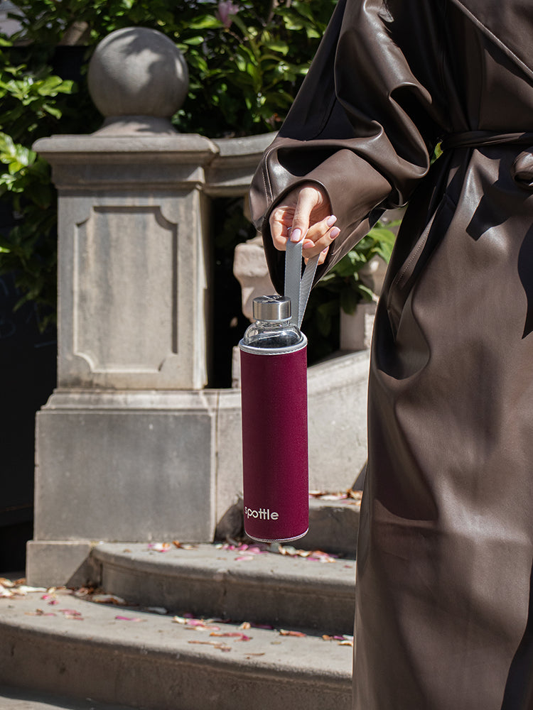 trinkflasche-glas-750-ml-schraubverschluss-mit-neoprenhuelle-berry #color_berry