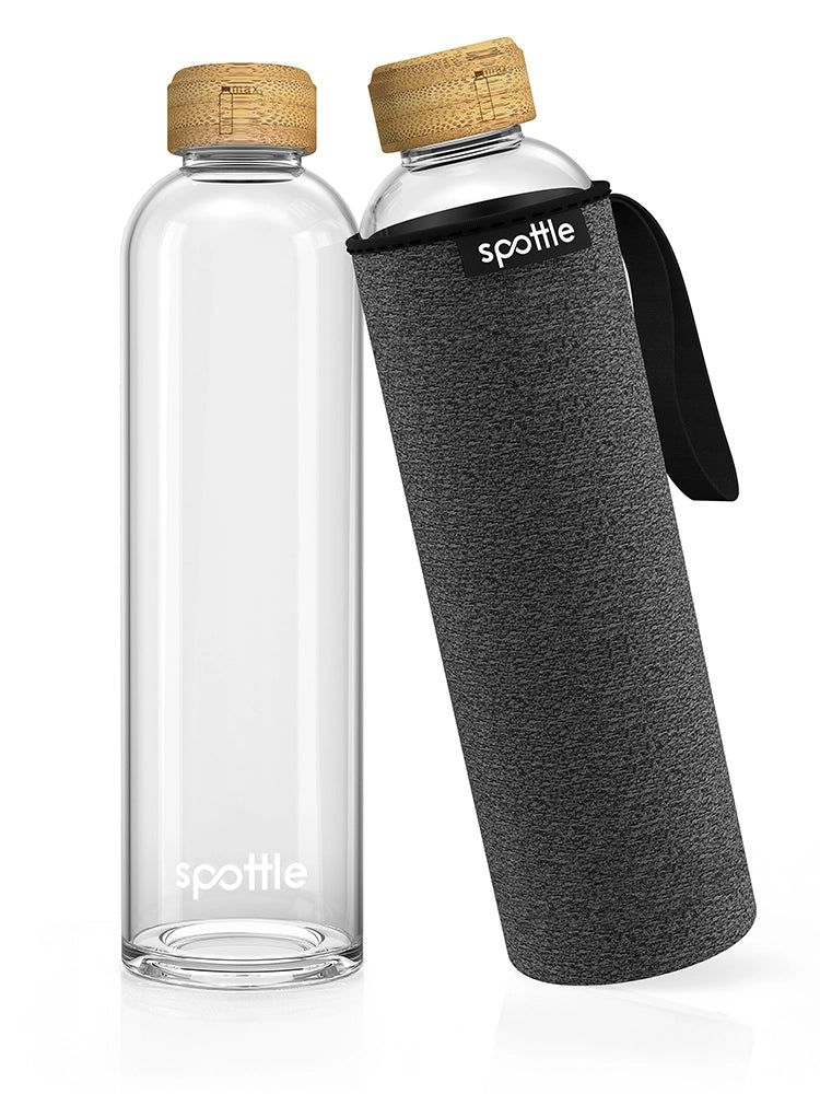 spottle 1-Liter-Glasflasche mit Bambusdeckel, dunkelgrauer Neoprenhülle und schwarzer Trageschlaufe