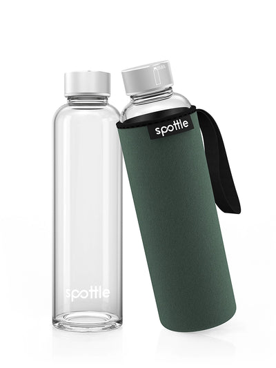spottle 500-ml-Glasflasche mit grüner Neoprenhülle neben Produktverpackung