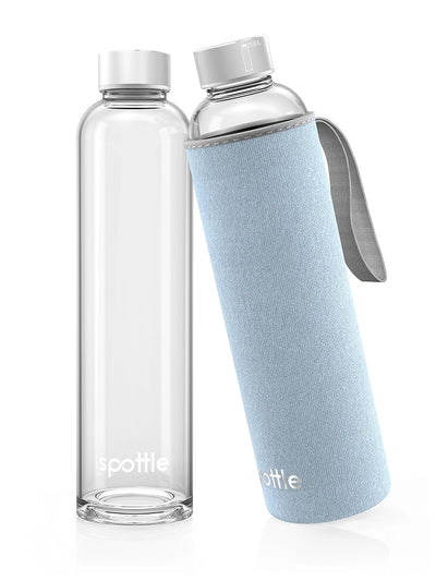 spottle 750-ml-Glasflasche mit hellblauer Neoprenhülle neben Produktverpackung