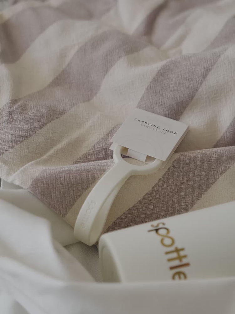 So befestigst Du die spottle Trageschlaufe aus Silikon in Vanilla Ice an Deiner Thermosflasche – für bequemes Tragen im Alltag und unterwegs.