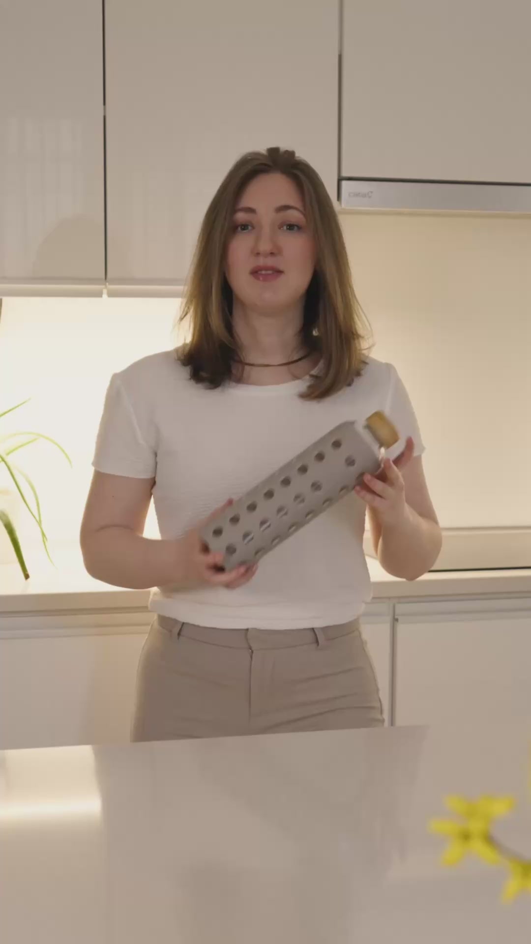 Load video: Das Video zeigt positives Kundenfeedback zur spottle Glasflasche und hebt sie als hochwertige Trinkflasche aus Glas für den Alltag hervor.