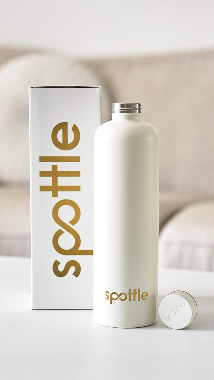 Kundenfeedback zu einer spottle Thermosflasche aus Metall mit goldenem Logo, Schraubdeckel und hochwertiger Verpackung.