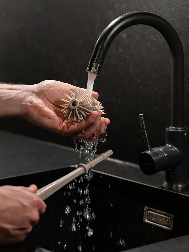 Silikon-Reinigungsbürste in Grau, ideal für die Reinigung von Flaschen. Der abnehmbare Bürstenkopf wird unter laufendem Wasser abgespült.