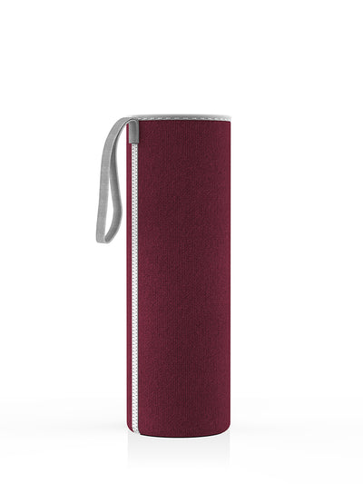 Neopren-Schutzhülle in berry für eine 750-ml-Glasflasche von spottle. Mit praktischer Trageschlaufe – ideal für unterwegs.