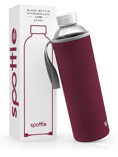 spottle 1-Liter-Glasflasche mit bordeauxfarbener Neoprenhülle neben Produktverpackung