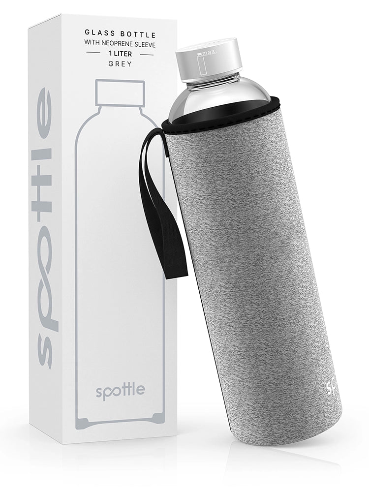 spottle 1-Liter-Glasflasche mit grauer Neoprenhülle neben Produktverpackung
