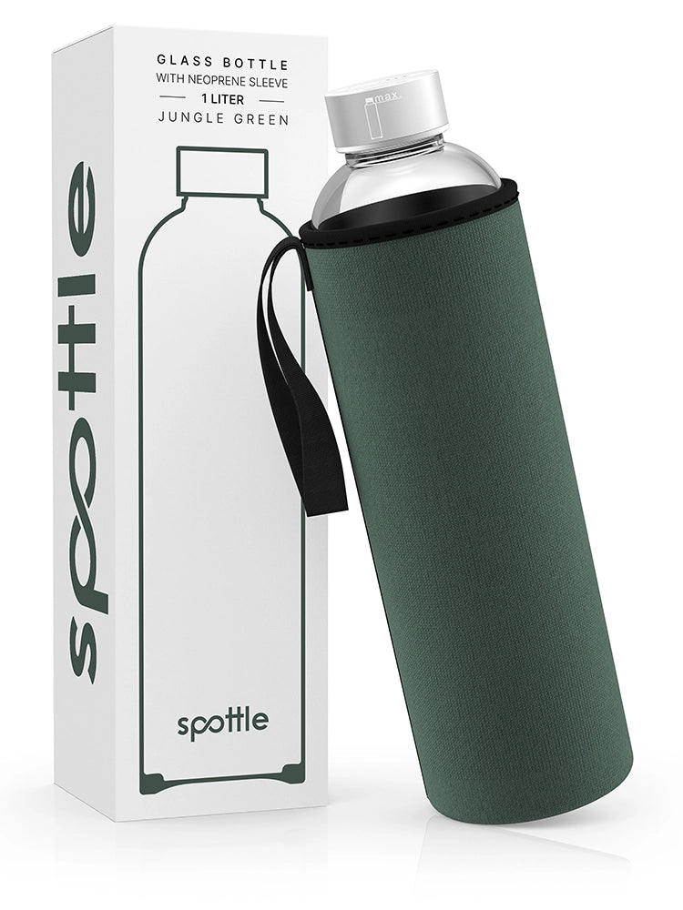 spottle 1-Liter-Glasflasche mit grüner Neoprenhülle neben Produktverpackung