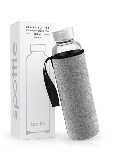 spottle 500-ml-Glasflasche mit grauer Neoprenhülle neben Produktverpackung