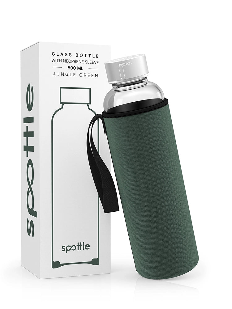 spottle 500-ml-Glasflasche mit grüner Neoprenhülle neben Produktverpackung