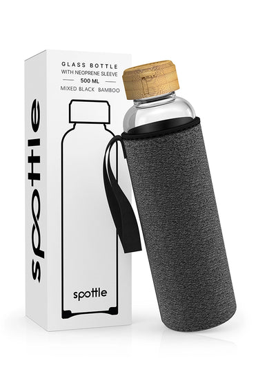 spottle 500-ml-Glasflasche mit Bambusdeckel und dunkelgrauer Neoprenhülle neben Produktverpackung