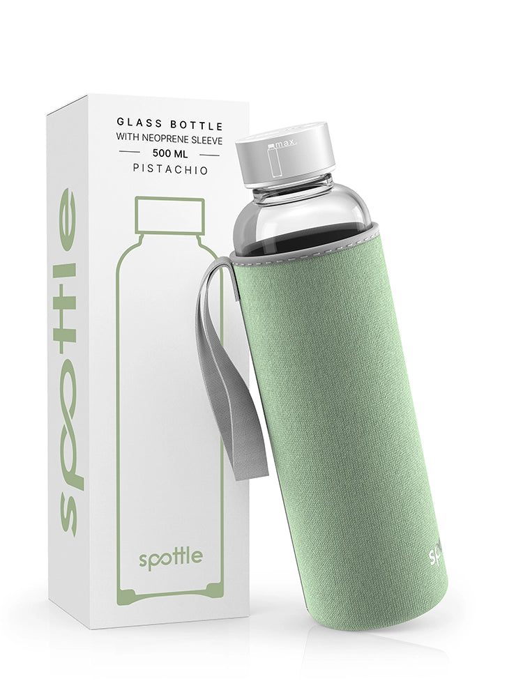 spottle 500-ml-Glasflasche mit pistaziengrüner Neoprenhülle neben Produktverpackung