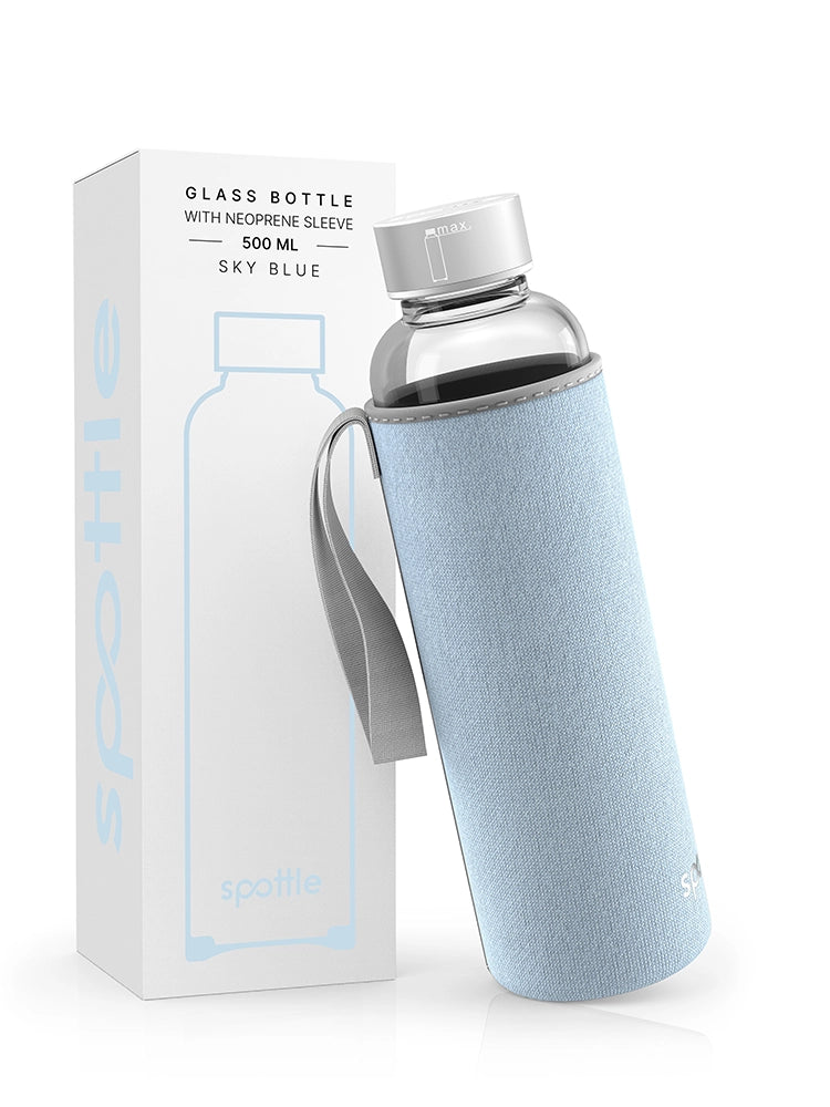 spottle 500-ml-Glasflasche mit hellblauer Neoprenhülle neben Produktverpackung
