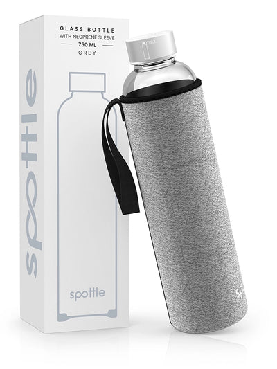 spottle 750-ml-Glasflasche mit grauer Neoprenhülle neben Produktverpackung