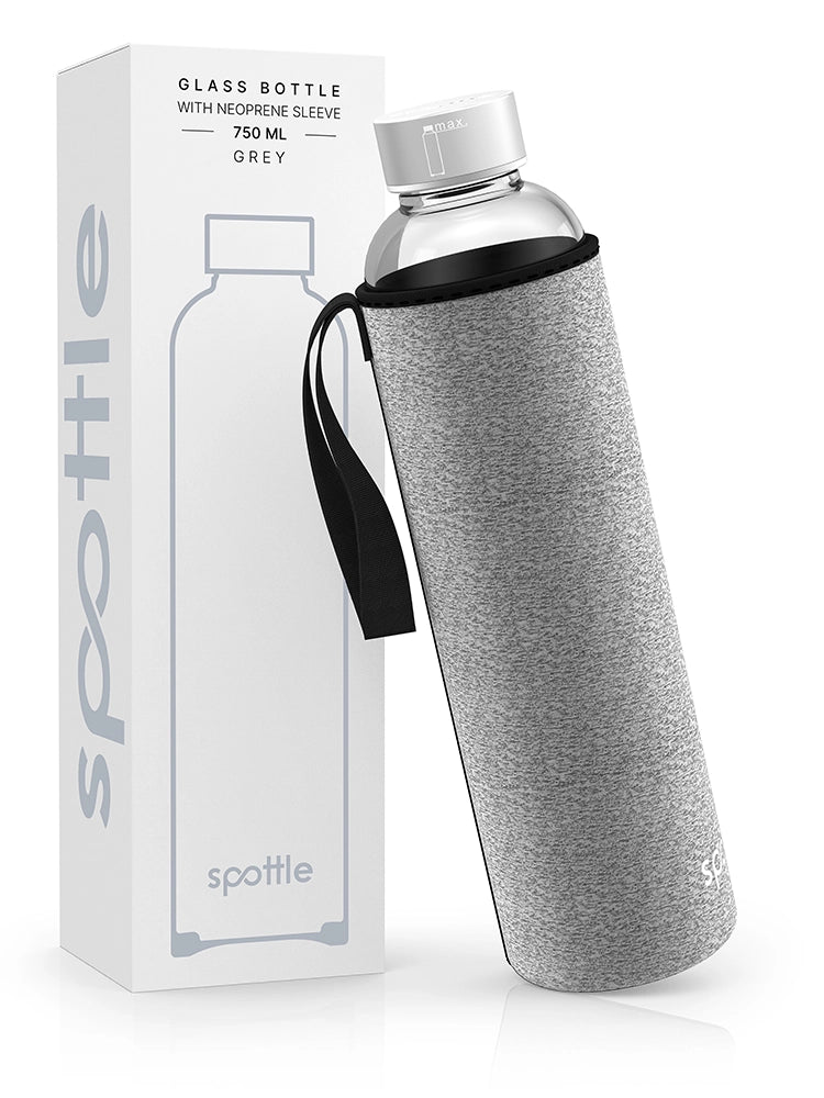 spottle 750-ml-Glasflasche mit grauer Neoprenhülle neben Produktverpackung