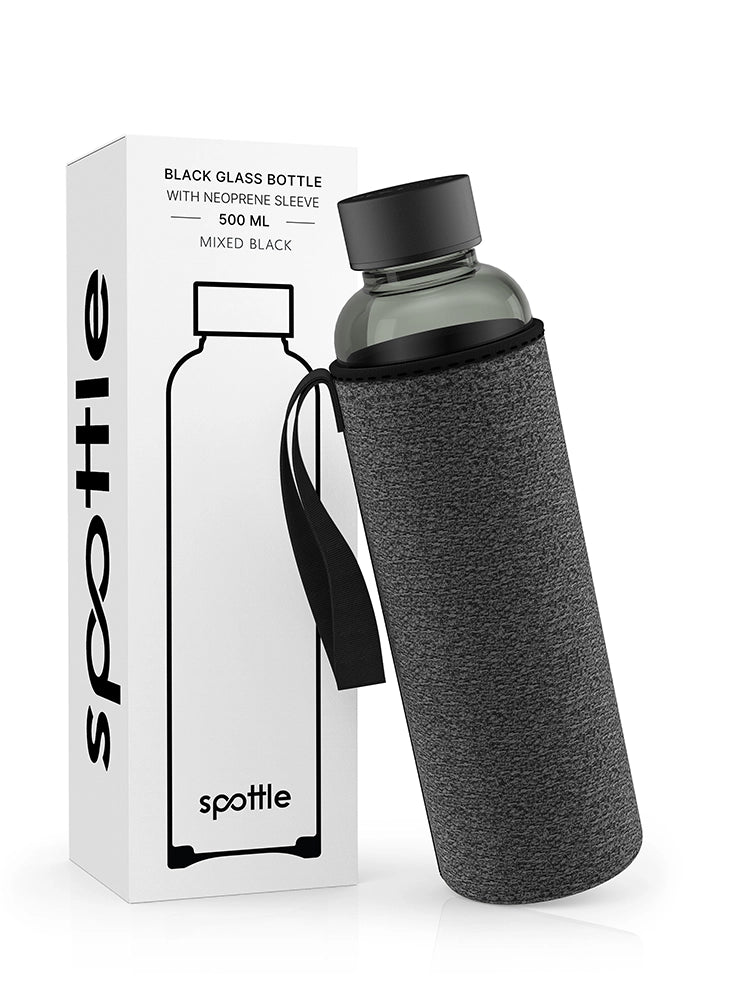 spottle schwarze 500-ml-Glasflasche mit dunkelgrauer Neoprenhülle neben Produktverpackung