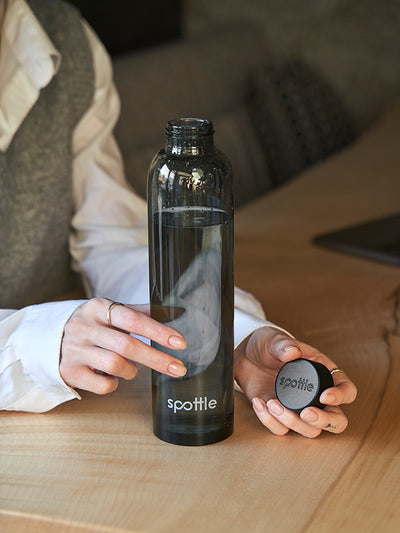 Schwarze Trinkflasche aus Glas in 550ml mit Neoprenhülle & Trageschlaufe
